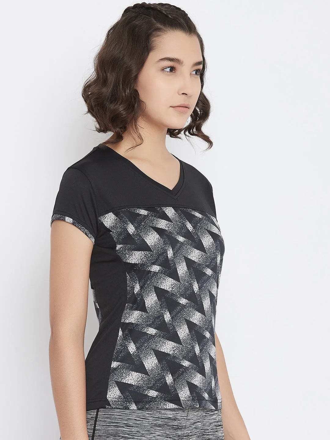 JUMP USA Women Grey & Black Geometric Print V-Neck Sports T-shirt